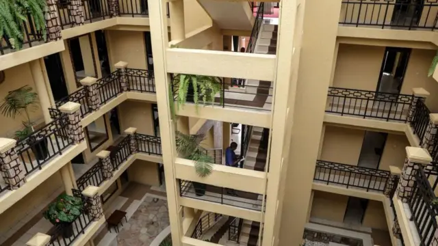 Une vue depuis le dernier étage donnant sur la cour intérieure de l'auberge Hope Hostel à Kigali, qui devait accueillir les migrants en provenance du Royaume-Uni.