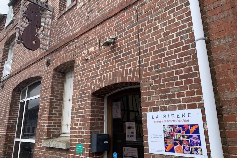 Le musée La Sirène est situé dans le bourg de Blainville-Crevon.