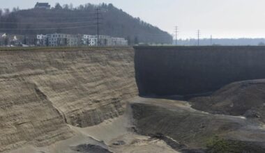 Le lac de gravière, populaire en France et en Allemagne, mais interdit de baignade en Suisse - rts.ch