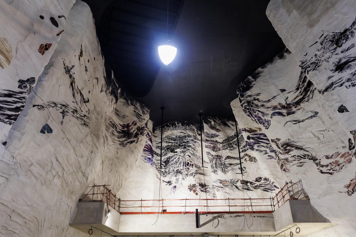 L’artiste Abdelkader Benchamma a donné un aspect pariétal aux parois de la station de Vitry-sur-Seine.