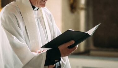 les évêques de France invitent à "reconsidérer" cette décision