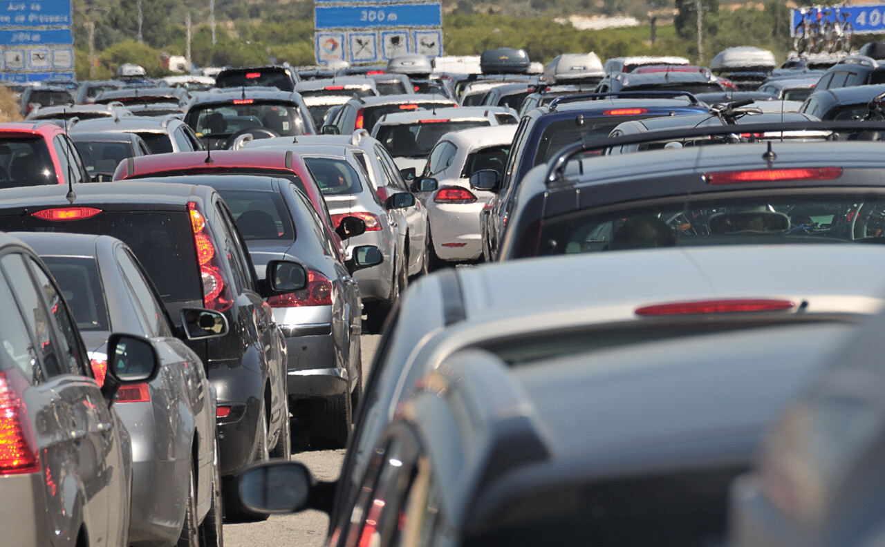 "agacée par le trafic", elle se met à danser sur l'autoroute et provoque des bouchons