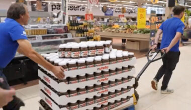 VIDEO. Des agriculteurs vident les rayons d'un supermarché Carrefour près de Strasbourg