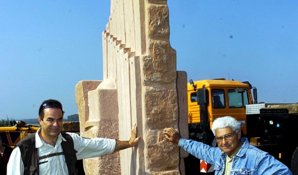 Ahmad Canaan et Mosche Shek, artistes palestinien et israélien, lors de l'installation de leurs oeuvres (Photo Pierre Heckler)