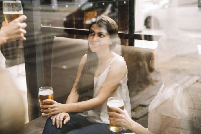 alcool bière cholesstérol bon mauvais Ma Santé Une femme qui boit une bière alors qu'elle a du cholestérol.