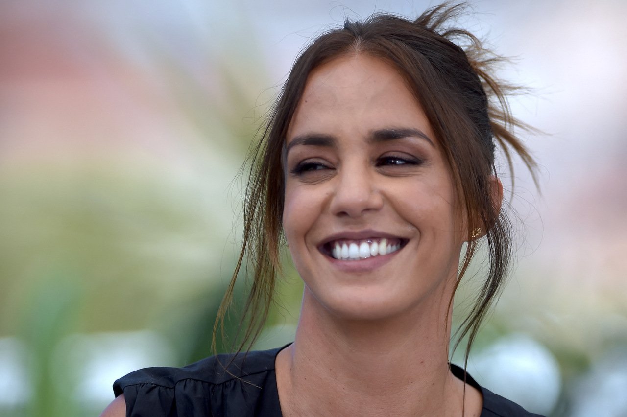 Alice Belaïdi prête à "donner 50% de son salaire" aux migrants
