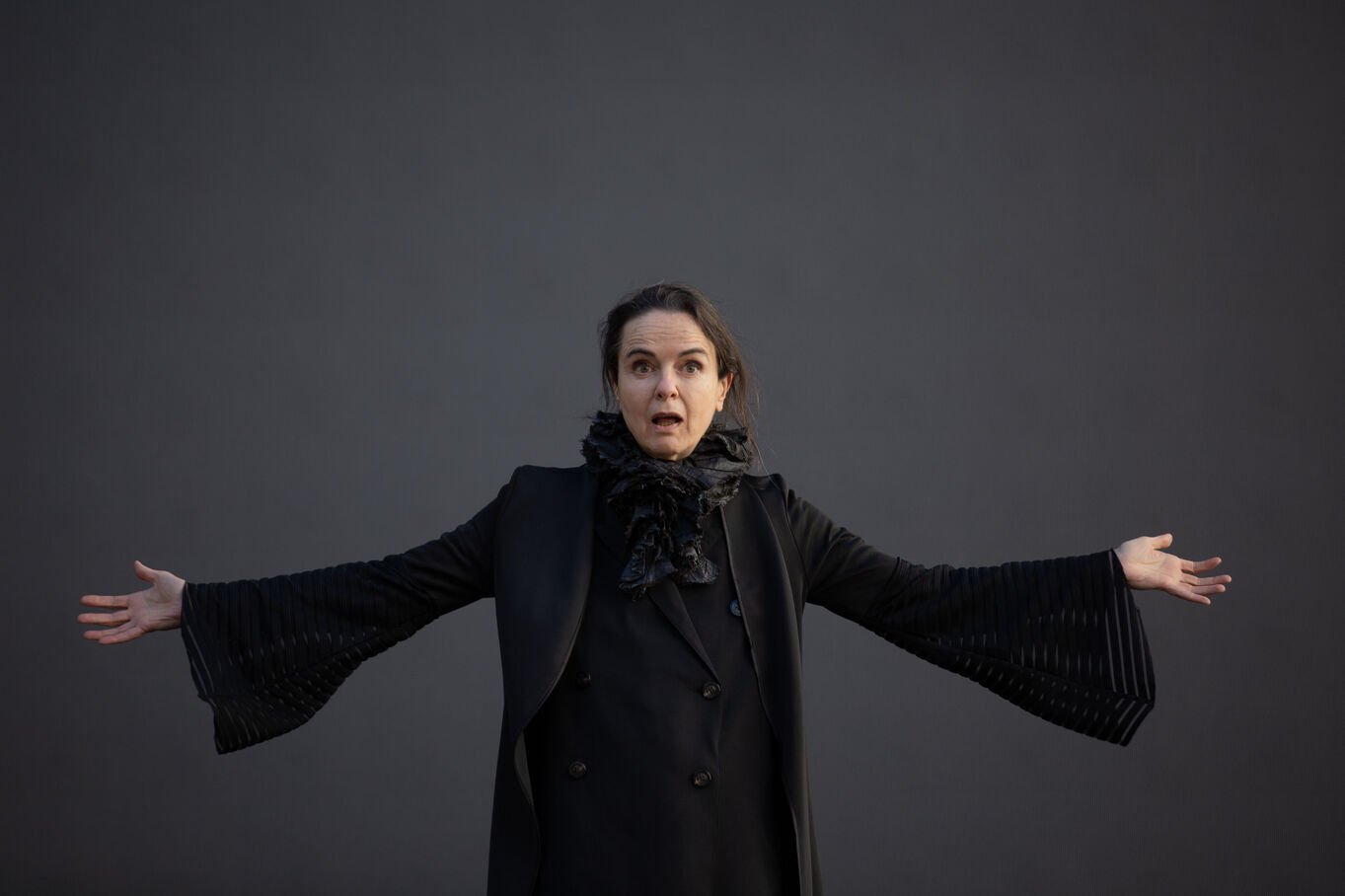 Amélie Nothomb : "Un an et demi que je mens…", l’écrivaine à succès cache la mort d’un de ses proches depuis de longs mois