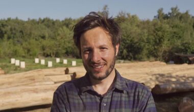 "Charpentier le plus suivi du monde" : Vianney célèbre son million d'abonnés sur Instagram, sa cabane prend forme
