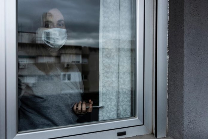anxiété dépression troubles anxieux post covid confinements isolement social Ma Santé Une femme atteinte d'anxiété pendant le confinement à cause de l'isolement social.