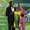 La Française Dominique Malonga pose avec la Commissioner de la WNBA, Cathy  Engelbert, après avoir été draftée en deuxième position par l'équipe du Storm de Seattle, le 14 avril 2025 à New York (Etats-Unis). (PAMELA SMITH / AP)