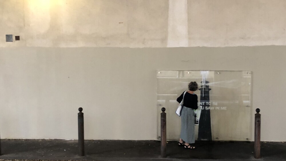 le graff de Banski, près du Banksy, recouvert par la Ville à la demande de la copropriété