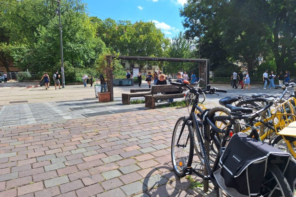 Bien que déjà nombreux, les arceaux à vélo présents au niveau de la place d'Austerlitz à Strasbourg ne parviennent pas toujours à absorber le flux de véhicules à deux-roues.