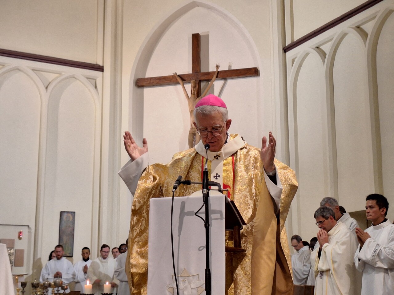 l'archevêque revient sur sa décision