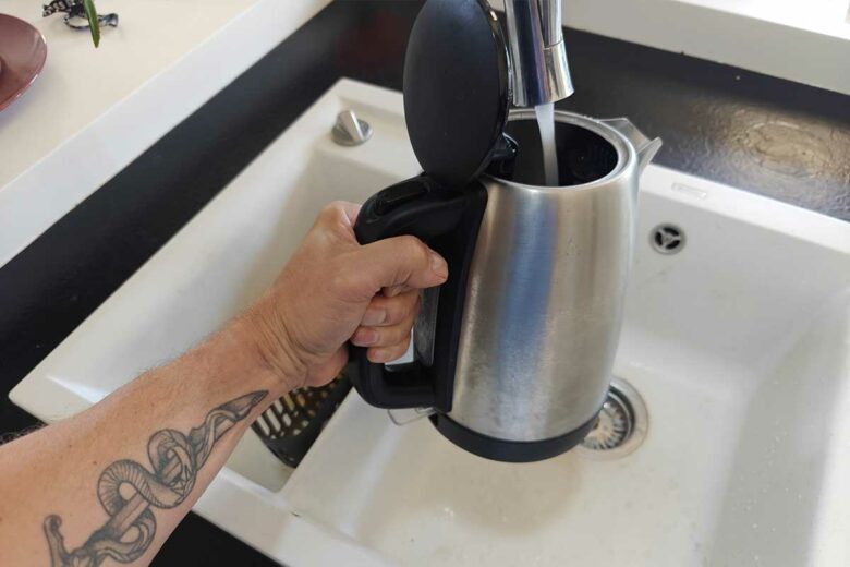 Faire chauffer de l'eau avec une bouilloire.