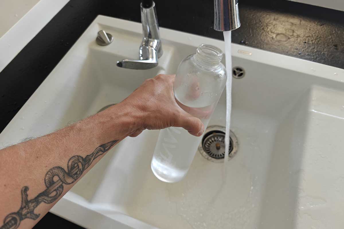 Cette astuce enfantine réduit de 90 % les microplastiques présent dans votre eau du robinet