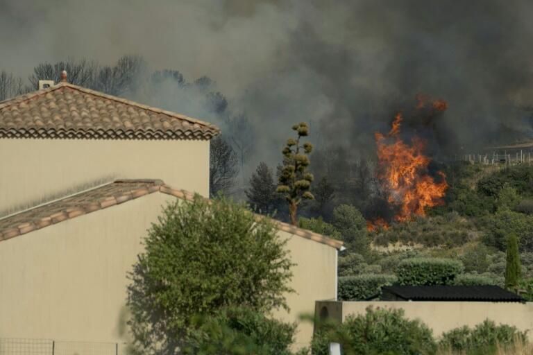 10.000 hectares détruits, neuf blessés, l'A9 fermée