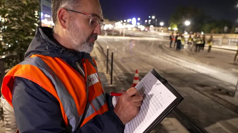Sylvain Aussourd, note, lors de cette marche à blanc, les temps et les destinations de chaque rame.