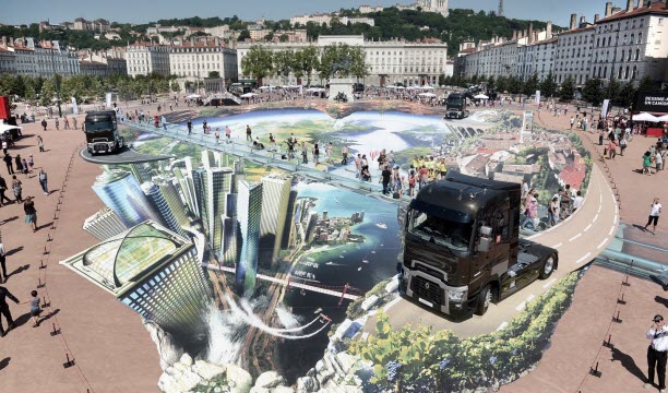 Avec cette anamorphose, Renault Trucks souhaitait célébrer sa nouvelle gamme de véhicules et son attachement au territoire. Photo d'archives Joël Philippon