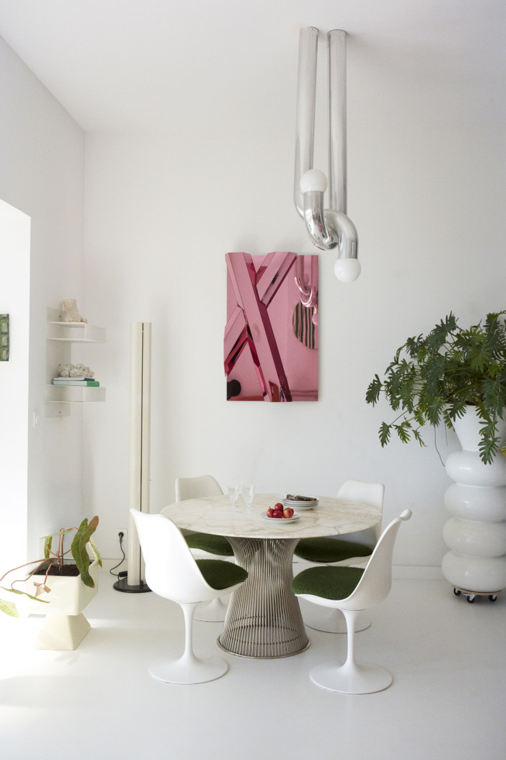 Dans la salle à manger, table Platner en marbre et en acier, de Warren Platner, et chaises Tulip d’Eero Saarinen (Knoll). Étagère murale et suspension Modulation en aluminium poli, d’Axel Chay. Lampe de sol Megaron, de Gianfranco Frattini (Artemide). Cache-pots vintage. Au mur, œuvre Simorgh, de Dieter Detzner (2008).