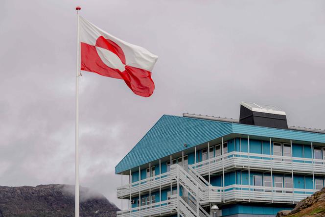 Le drapeau du Groenland, dans la ville de Sisimiut, le 2 juillet 2024.