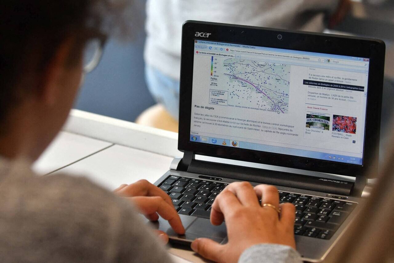 Dans les lycées d'Île-de-France, une part plus importante accordée aux manuels libres, ces "TikTok des leçons"