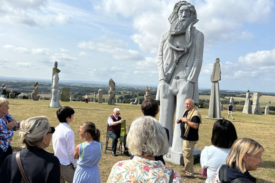 Devant la statue de Sant Pêr, Kito, sculpteur, raconte comment il a choisi de représenter le Saint Patron des pêcheurs.