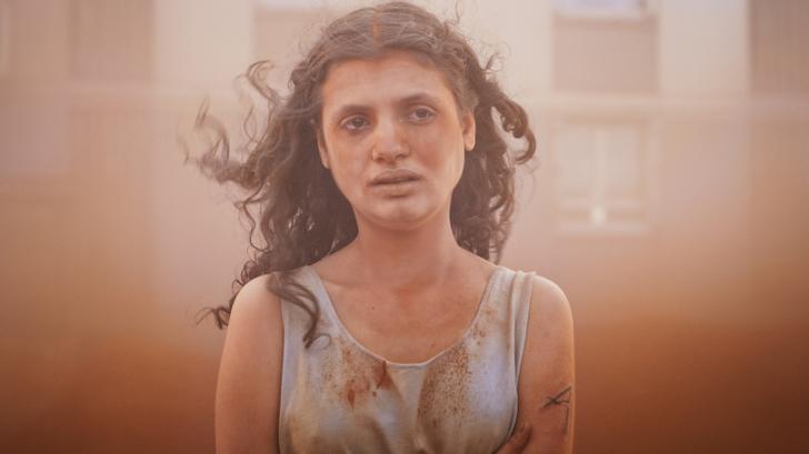 La jeune actrice Mélissa Boros dans le mystérieux « vent rouge » du film « Alpha ».