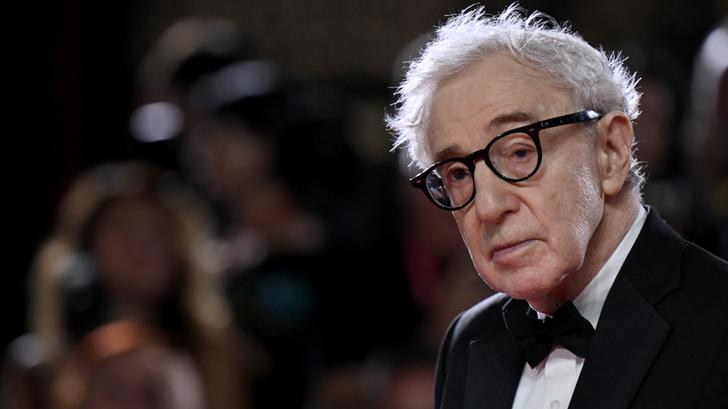 Le réalisateur américain Woody Allen pose sur le tapis rouge du film « Coup de Chance », présenté hors compétition lors du 80e Festival du film de Venise, le 4 septembre 2023 au Lido de Venise.