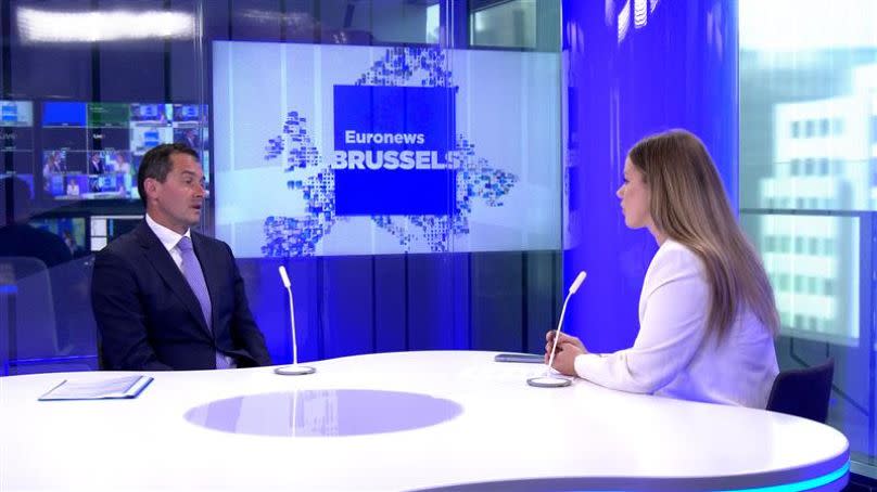 Le chef de la mission de l'Ukraine auprès de l'UE, Vsevolod Chentsov, au micro de Sasha Vakulina d'Euronews