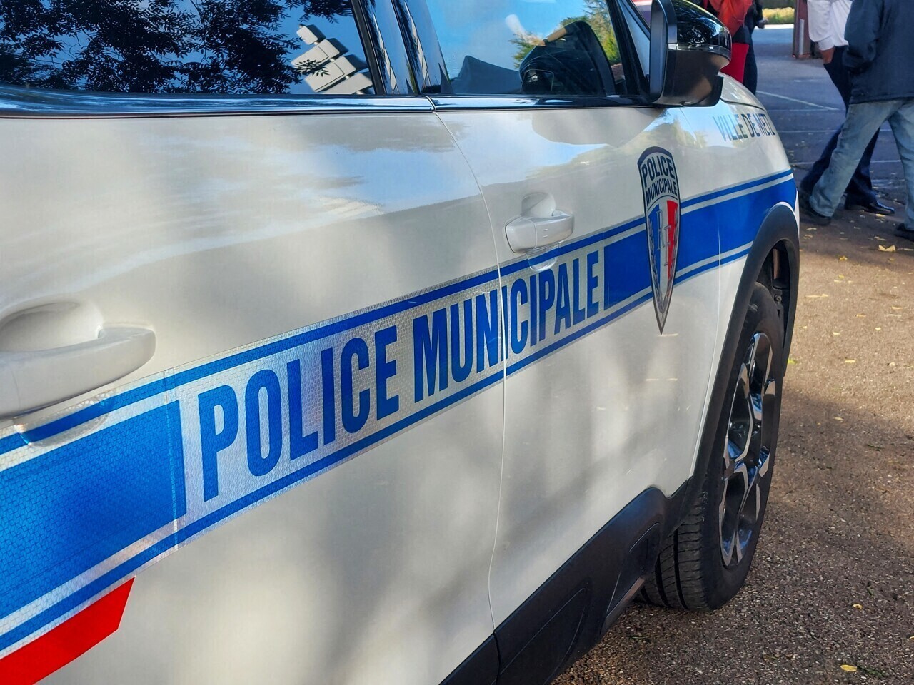 dans le centre de Rennes, une automobiliste percute un véhicule de police