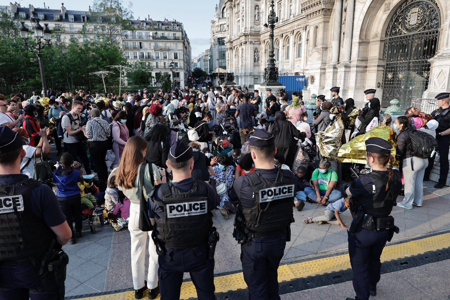 Rassemblement de sans abri devant l'Hôtel de ville de Paris, le 5 août 2025