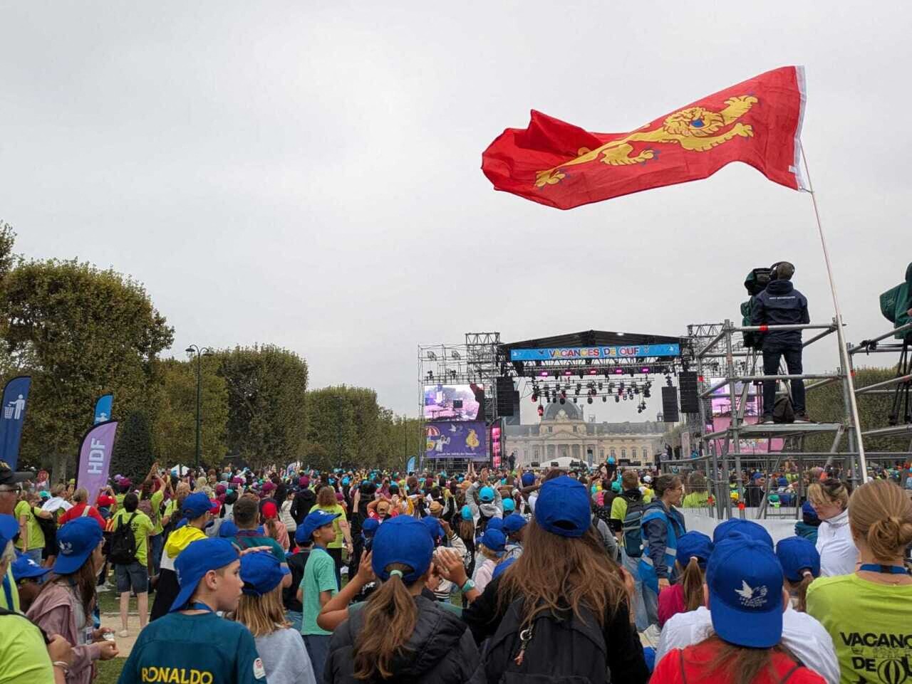 Des centaines d’enfants manchois découvrent Paris pour la journée « de ouf ! » des oubliés des vacances