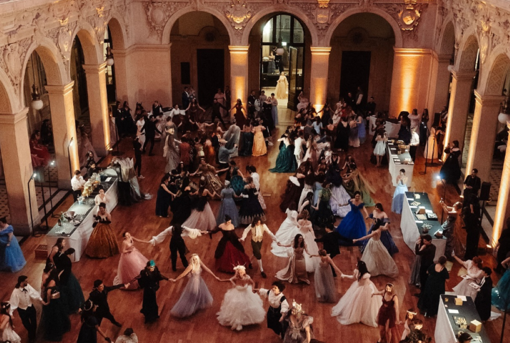 Un bal digne d'un conte de fées s'installe près de Toulouse