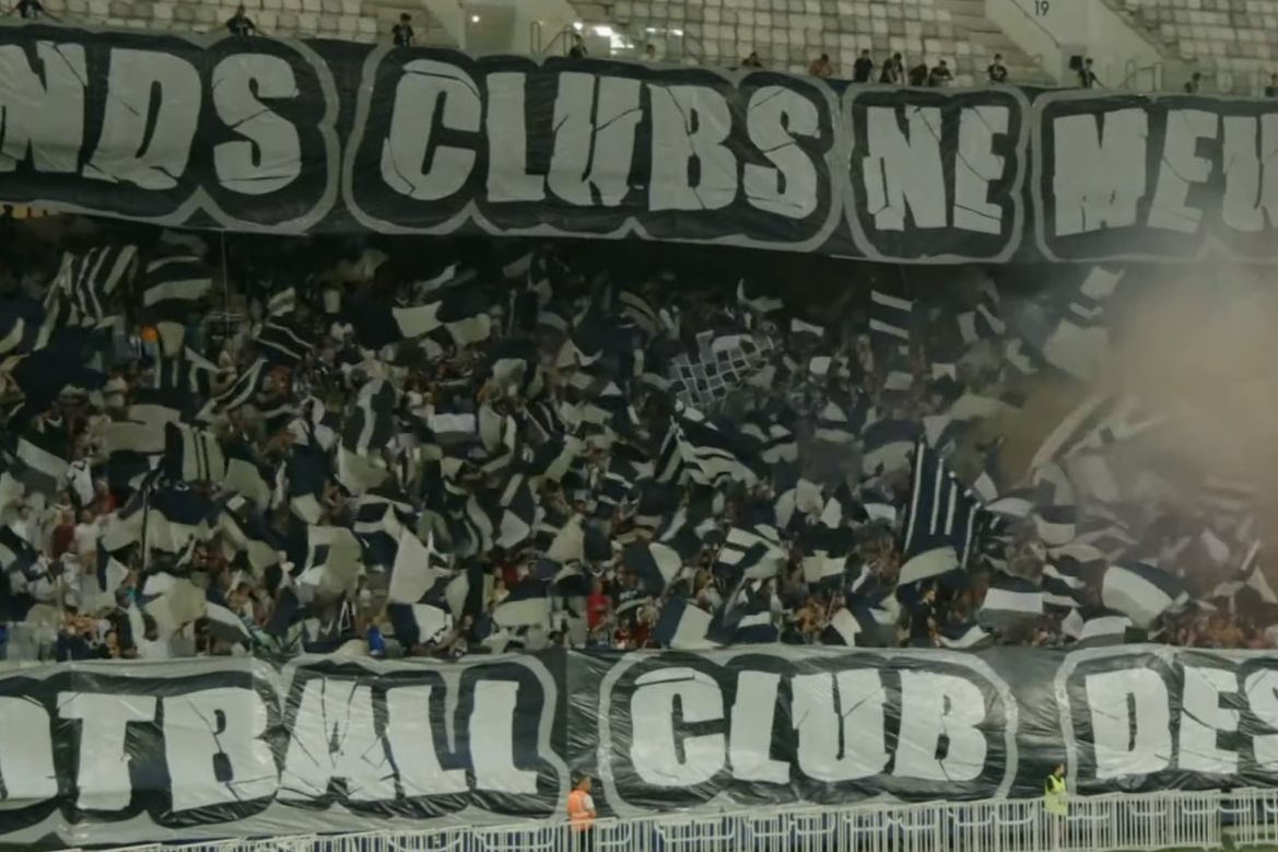 Les banderoles et l'ambiance du Virage Sud lors de Bordeaux-Avranches