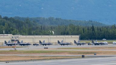 Dese F-22 Raptors sur la base conjointe d'Elmendorf-Richardson, en Alaska, le 13 juillet 2025. 
