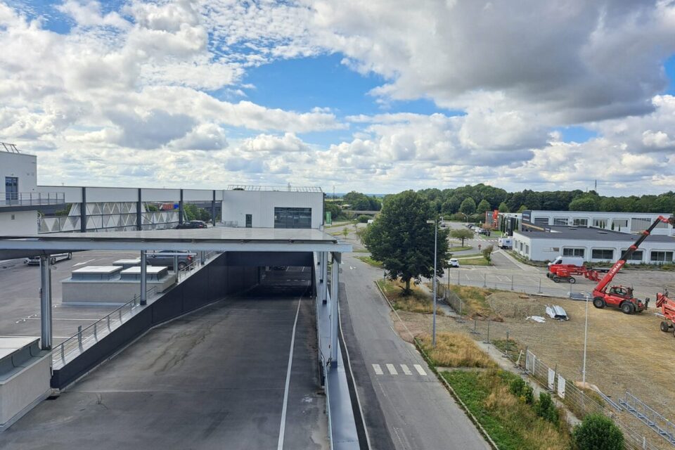 Une rampe permet aux véhicules de rejoindre le parking de la salle de sport Gigafit, au premier étage.
