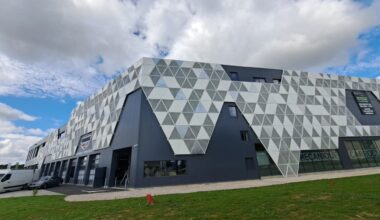 c'est quoi cet impressionnant bâtiment sorti de terre dans la zone d'activité de Pacé ?