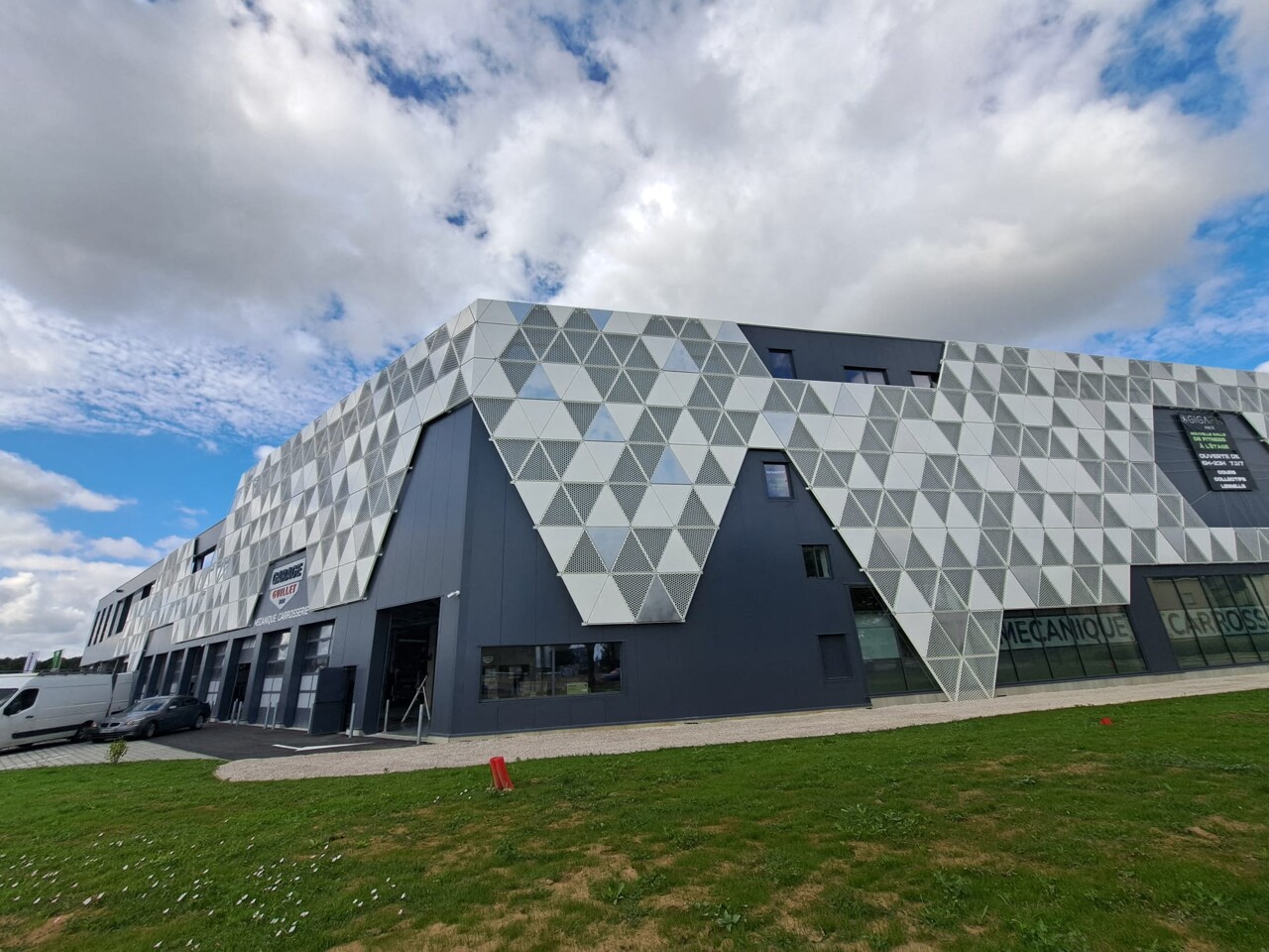 c'est quoi cet impressionnant bâtiment sorti de terre dans la zone d'activité de Pacé ?