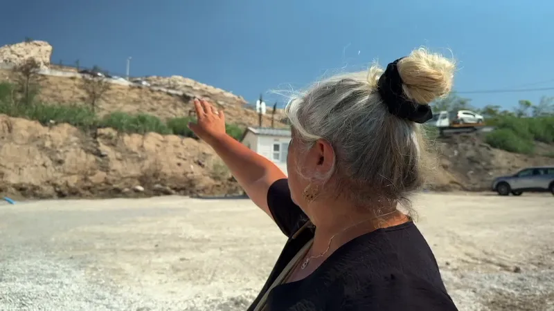 Anne-Marie, propriétaire d'un mobilhome, montre son ancienne habitation détruite par l'incendie.