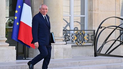 Le Premier ministre français François Bayrou à la sortie du conseil des ministres au Palais de l'Élysée, le 27 août 2025. (JULIEN MATTIA / LE PICTORIUM / MAXPPP)