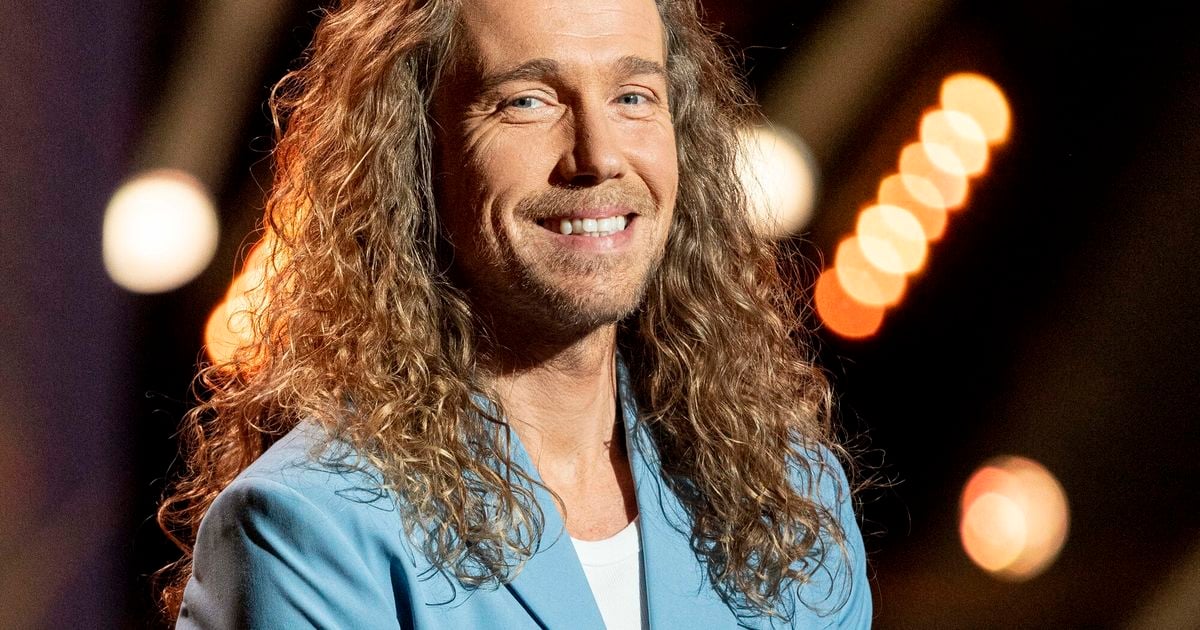 Biceps de sortie, chevelure très travaillée, paysage parfait : Julien Doré pose avec son fils de 4 ans, stylé comme papa