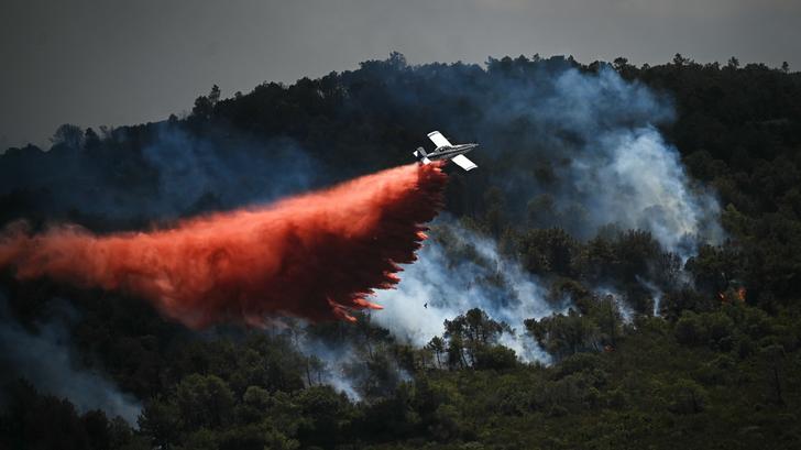 L’Aude est en vigilance rouge, mardi 5 août, face au risque d’incendie. Photo d’illustration d’un avion bombardier d’eau près de Narbonne, le 8 juillet 2025.