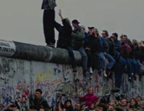 La chute du mur de Berlin le 9 novembre 1989 ; photo (détail) : Eric Bouvet (DR)