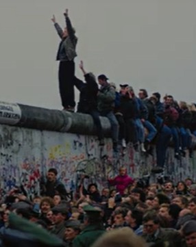 La chute du mur de Berlin le 9 novembre 1989 ; photo (détail) : Eric Bouvet (DR)
