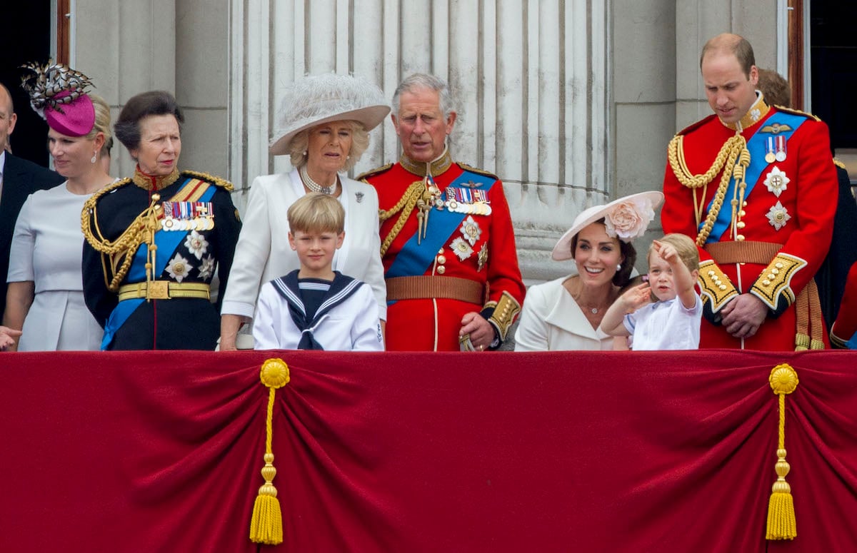La famille royale britannique ? “Un soap opera”, c’est une star internationale intime d’Elizabeth II et Charles III qui l’affirme !