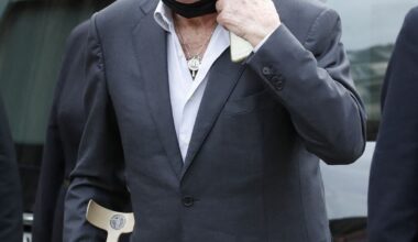 un an après sa mort, le silence étrange et p ...