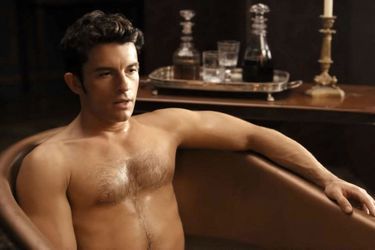 Jonathan Bailey dans la série 