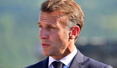 Emmanuel Macron à Brégançon : les abdos et pectoraux du Président en maillot n’ont pas laissé ce spécialiste de marbre