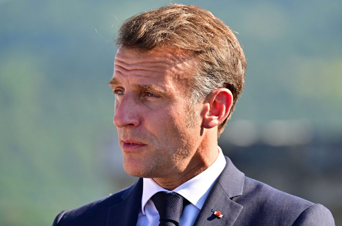 Emmanuel Macron à Brégançon : les abdos et pectoraux du Président en maillot n’ont pas laissé ce spécialiste de marbre