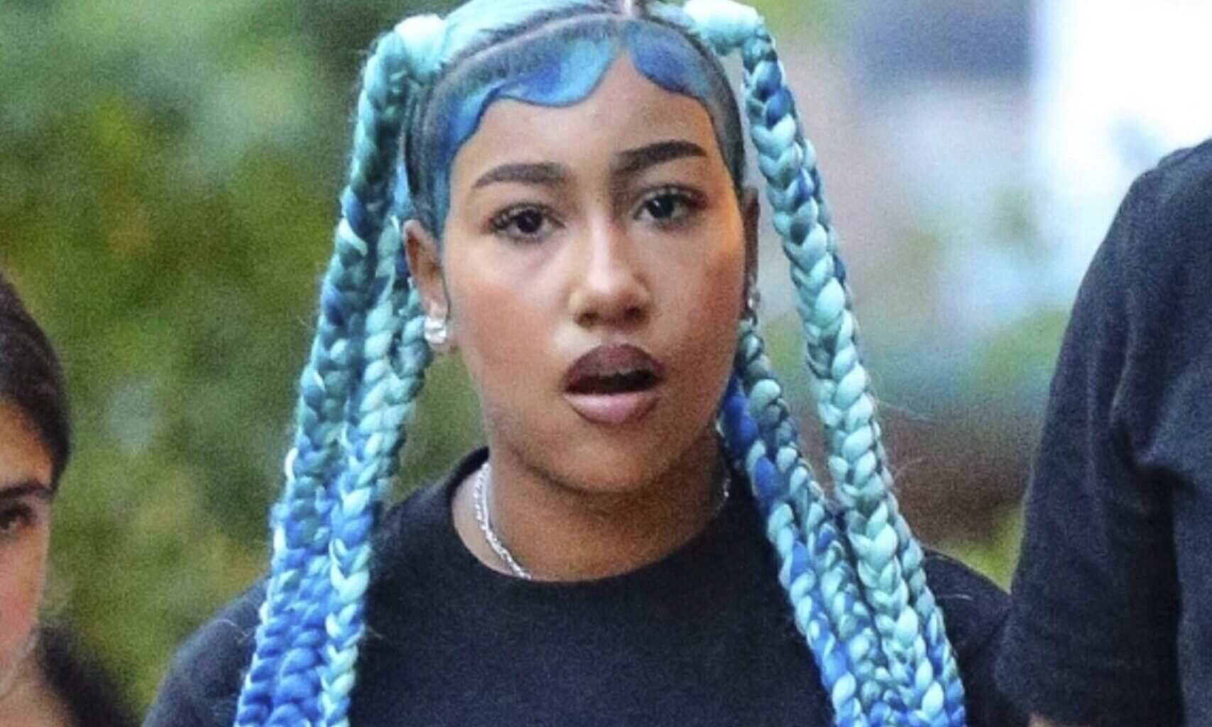 North West cheveux bleus et bustier : elle pique le look d’une de ses tantes, et ce n’est pas celle qu’on croit